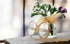 床头柜上适合放什么东西？