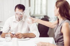 八字算命：哪些八字的女人瞧不起男人