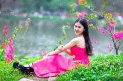 八字算命：八字长相妩媚美女标志