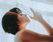 属鸡的女孩腊月出生的命运好吗会旺夫吗？