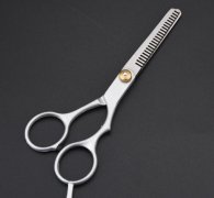 2020年农历十二月十一日理发好吗?运势如何?