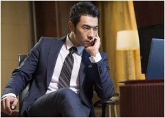 风水相术解惑男人右眼皮上有痣代表什么？