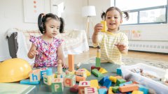 六爻算命：问孩子要不要转幼儿园