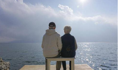 卧室风水:父母床头摆放这些东西会有助身体健康