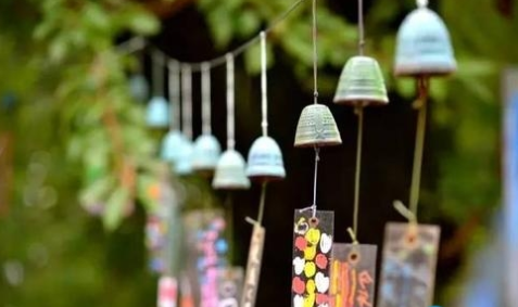 卧室风水布局:单身时卧室里挂风铃有助于增加桃花运