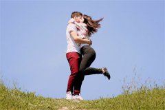 星座爱情配对:嘴巴超甜,总能把女友哄到心花怒放的星座男友