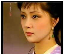 “薛宝钗”较红时出国打拼成富姐至今单身_周易八字算命