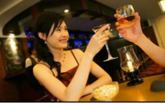 真人算命一条街实录：精英女舍弃家庭，恋上年下男，结局竟是这样！