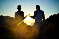 月柱比肩是什么意思？在线八字算命月柱比肩命运详解