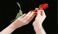 无名指小指指缝长痣:痣相算命代表有晚年享福的命运